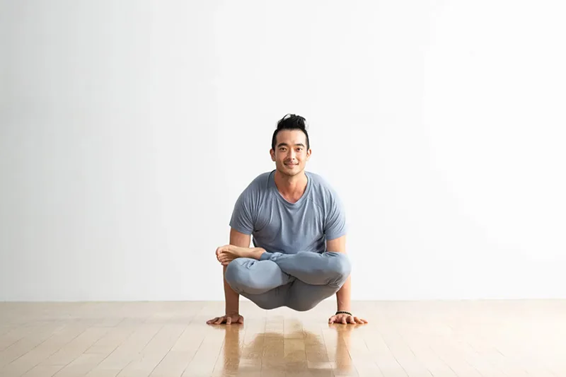 Xây dựng dáng đi vững vàng thông qua tư thế cân bằng và hơi thở nhẹ